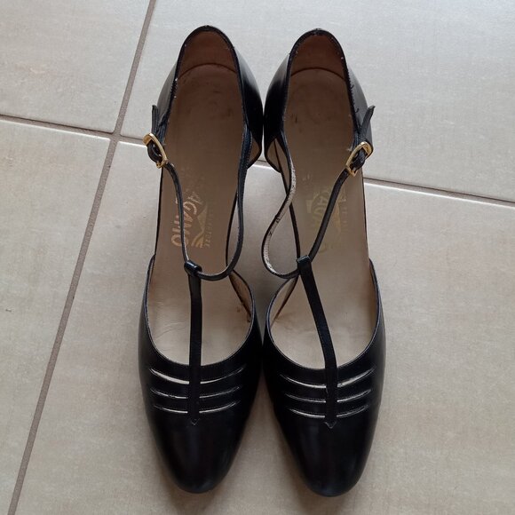 Vintage Salvatore Ferragamo Women's Black T-Strap Pumps - Picture 1 of 16